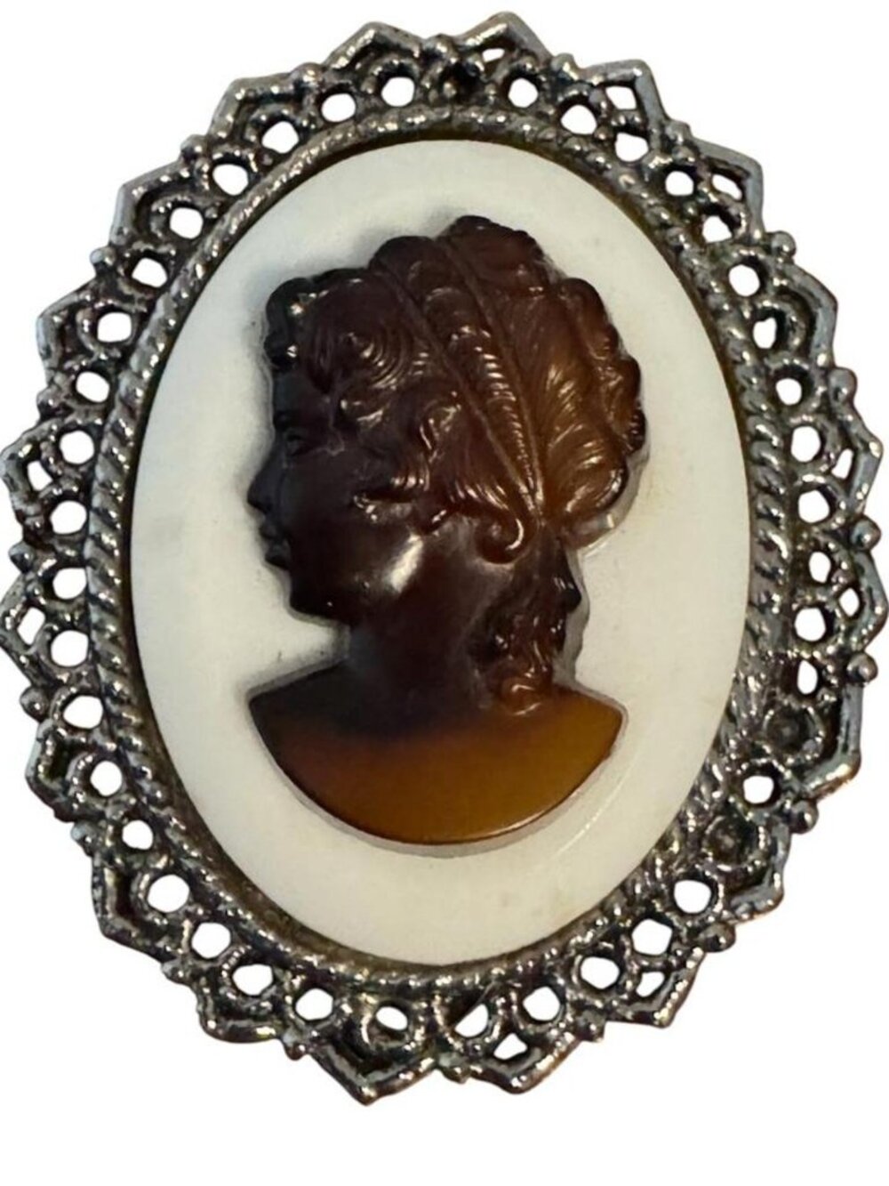 đ¤â¨VTG Victorian Revival Mid Cent Silver Tone Filigree Cream Resin Cameo Brooch
